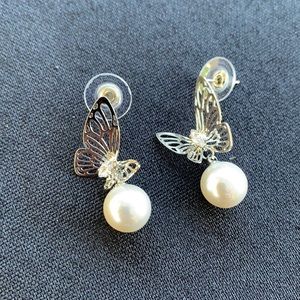 NWOT  Butterfly Pearl Earrings